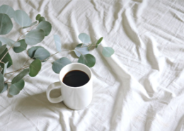 Kaffee auf Leintuch mit Blättern