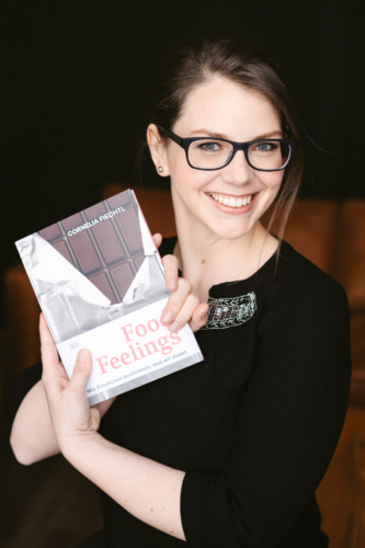 Cornelia Fiechtl hält stolz ihr erstes Buch Food Feelings in den Händen